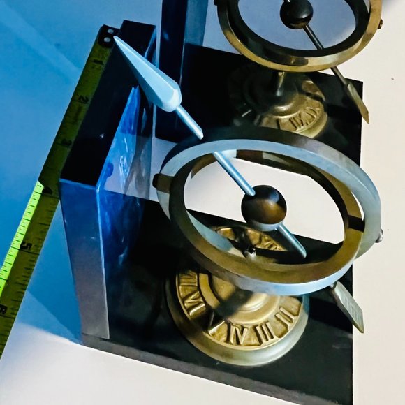 Pair of Vintage Brass Globe Arrow Bookends on Marble Slabs, Rare & Highly Sought - Picture 4 of 5